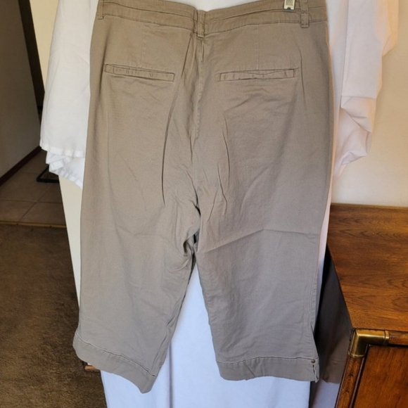 BUY 3, get 1 FREE (SEE DETAILS), Christopher & Banks Capri's (305) - Picture 6 of 10